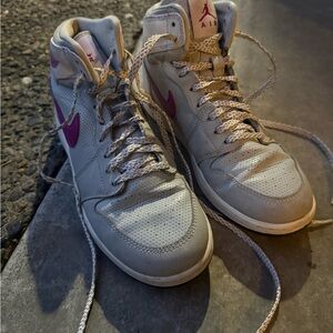 Air Jordan 1 Retro High Grey Mist Fuchsia Flash 5Y